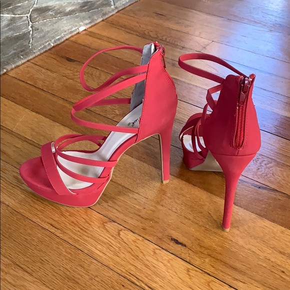 Cute stewpot red heels! Size 7 WORN ONCE - Picture 4 of 7
